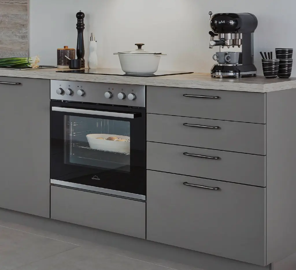 Stilvolle Küchenzeile mit eingebautem Kochfeld, Backofen, Kaffeemaschine und Küchenutensilien. Moderne Einbauküche mit funktionaler Ausstattung und elegantem Design.